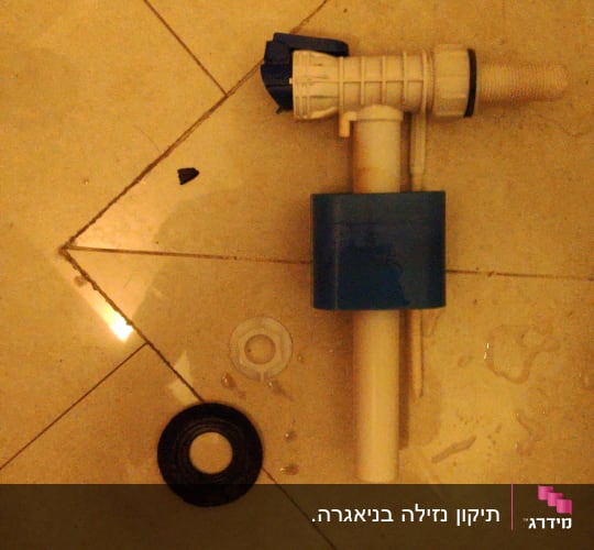 חלקי צנרת פלסטיק על רצפה